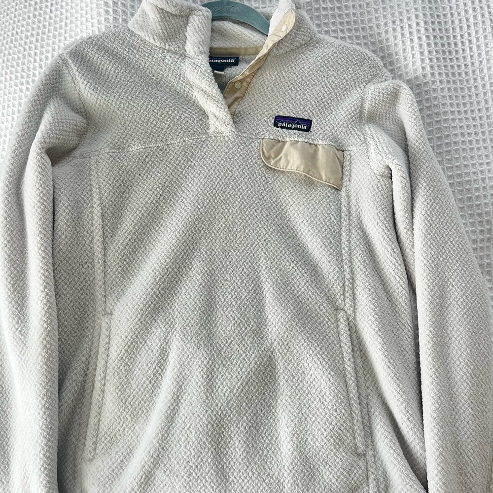 Cream Patagonia pullover!